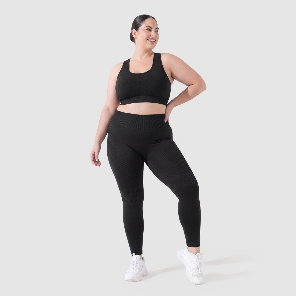 Woman wearing Sculpt 3D™ anti-cellulite leggings in black, front view, high-waisted fit