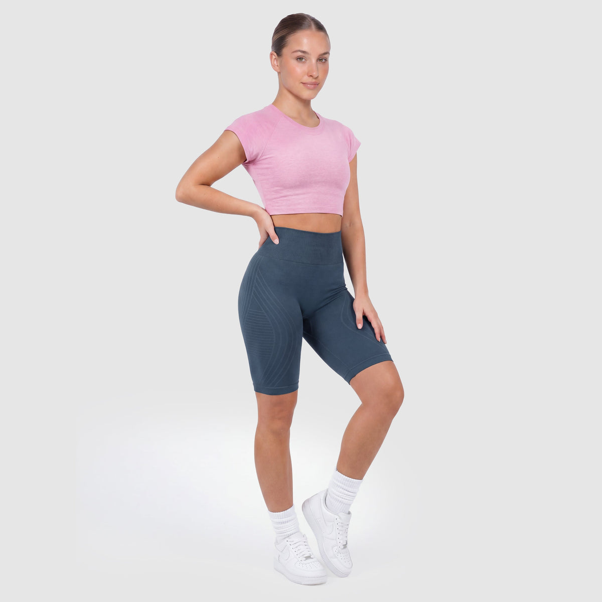 Woman wearing Sculpt 3D™ anti-cellulite shorts in navy blue, three-quarter view